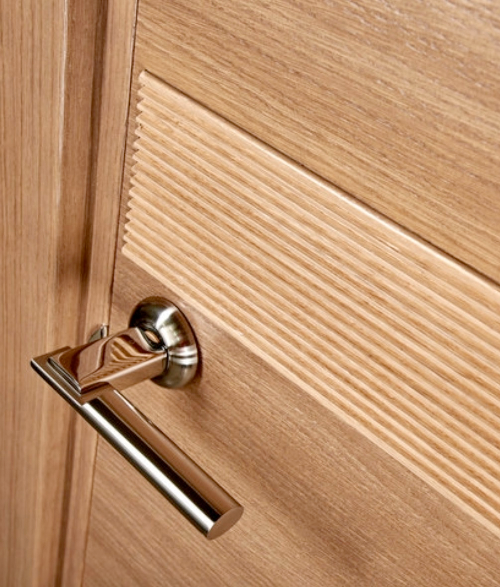Herraje instalado en puerta de madera