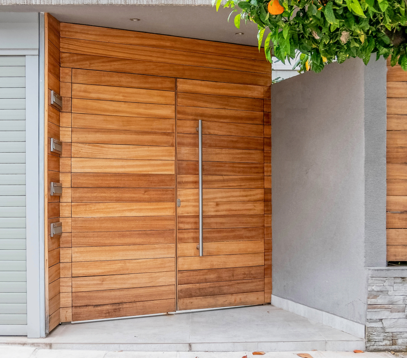 Detalle de puerta de madera con manilla