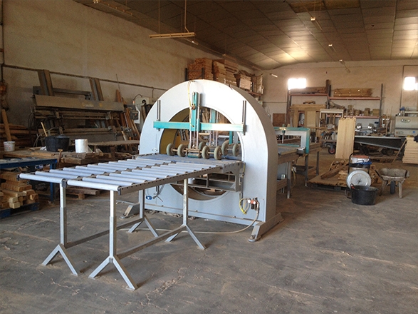 Taller de Puertas José Marco con maquinaria para montaje y fabricación