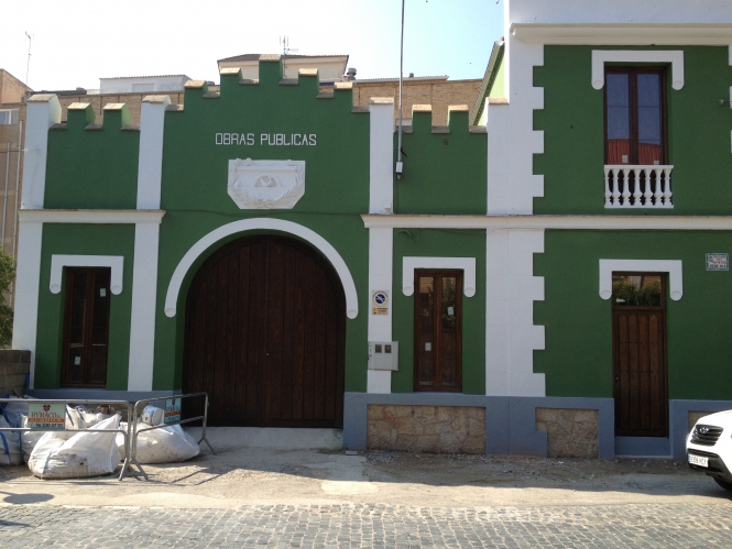Fachada con portón y puertas de madera fabricadas a medida