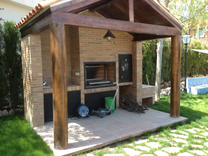 Estructura exterior de madera para porche junto a zona de barbacoa