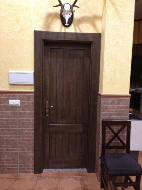 Puerta interior rústica de madera instalada en vivienda